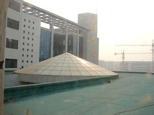 德州學(xué)院圖書館網(wǎng)架外景